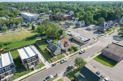 743 Bates St, Grand Rapids MI 49506-2615 exterior