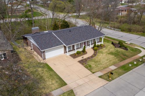 4901 Sefton Dr, Saint Louis, MO 63128-2917