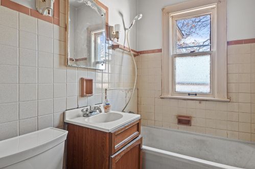 5945 40, Milwaukee WI 53208-3745 exterior