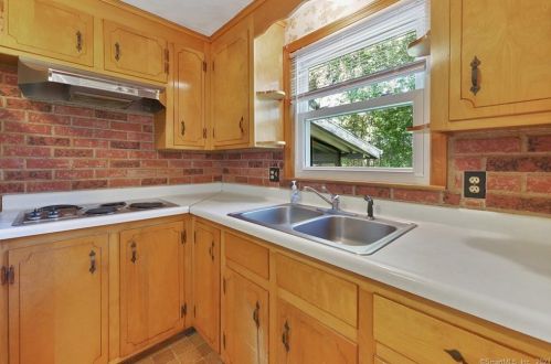 25 Buchanan Rd, Enfield CT 06082-5330 exterior