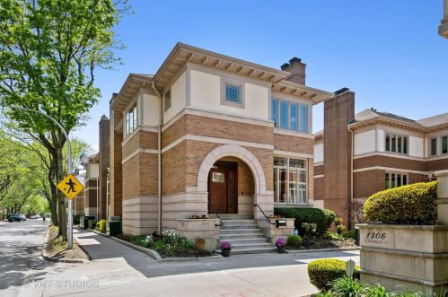 1320 Plymouth Ct, Chicago IL 60605-2717 exterior