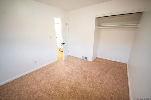 8451 Nightingale St, Dearborn Heights MI  48127-1203 exterior