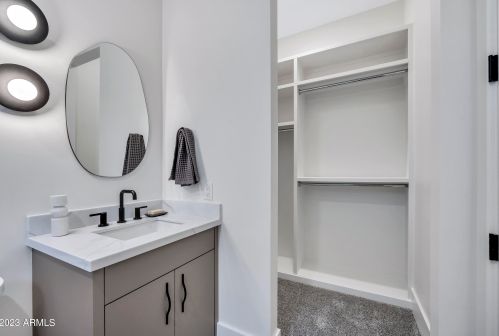 2053 37 Pl, Phoenix AZ 85050-8309 exterior