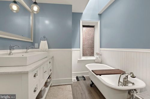 104 7th St, Washington DC  20003-1212 exterior