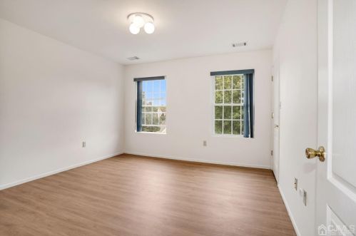 18 Mayercik Ct, Edison NJ 08820-4800 exterior