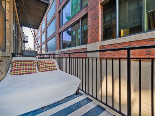 215 Aberdeen St, Chicago IL  60607-2901 exterior