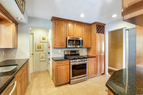 4 Barley Pl, Commack NY 11725-1412 exterior