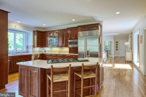 1613 Maddux Ln, Mc Lean VA 22101-3200 exterior