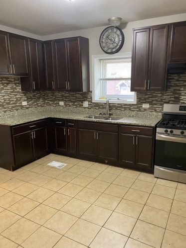 8401 Oglesby Ave, Chicago IL 60617-5628 exterior