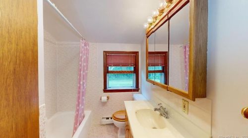 6 Hummingbird Ln, Enfield CT 06082-5709 exterior