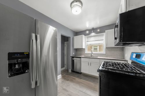 11051 Avenue, Chicago, IL 60617-6934