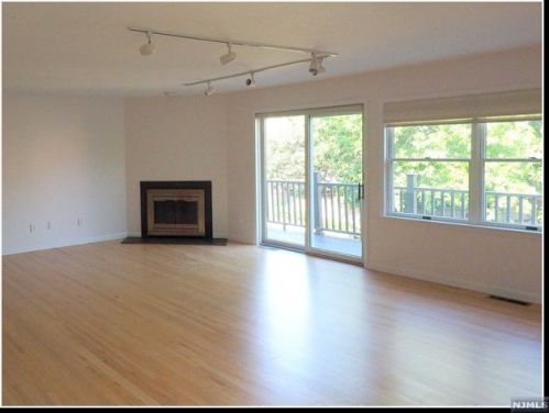 469 Undercliff Ave, Edgewater NJ  07020-1282 exterior