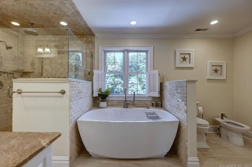 60 Milford Chase, Milford CT 06461-9124 exterior