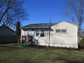 2236 Shawnee Rd, Waukegan, IL 60087-3620