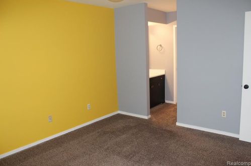 627 Ashley Cir, Rochester MI 48307-4593 exterior