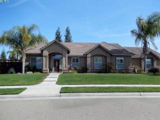 1538 Bella Oaks Dr, Tulare CA  93274-0002 exterior