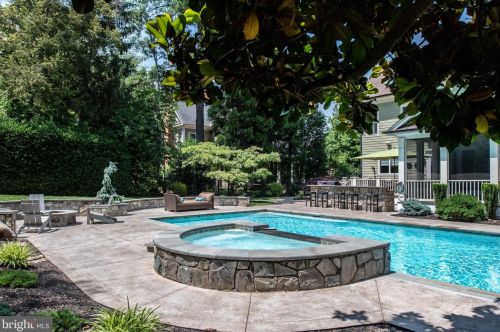 6421 Divine St, Mc Lean VA 22101-4702 exterior