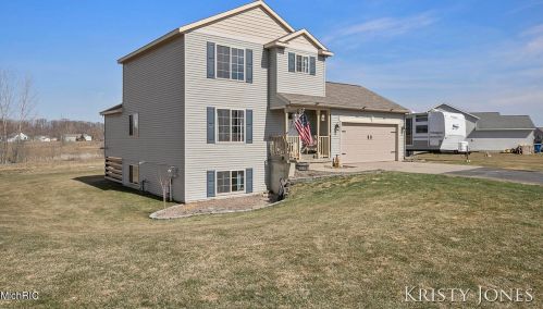 2177 Winston View Dr, Cedar Springs, MI 49319-7933