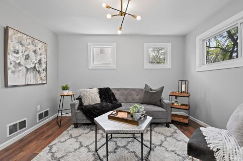 909 Eula Ct, Milwaukee WI  53209-6505 exterior