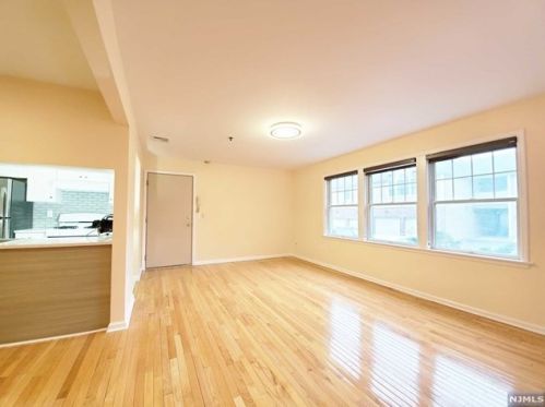 85 Liberty Pl, Palisades Park, NJ 07650-1263