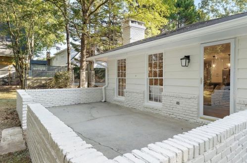 7330 Hunters Branch Dr, Atlanta GA  30328-1721 exterior