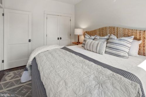 1933 Smt Pl, Washington DC 20002-1353 exterior