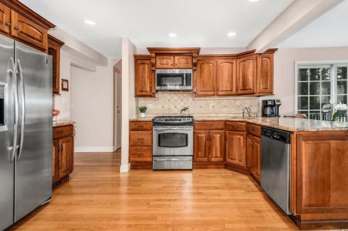 38 Fuller St, Huntington Station NY 11746-6657 exterior