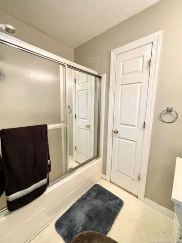 20 8 St, Derby CT 06418-1206 exterior