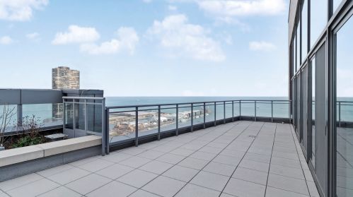 450 Waterside Dr, Chicago IL  60601-4702 exterior