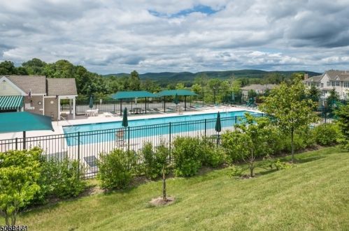 15 Cardinal Dr, Hackettstown, NJ 07840-3005