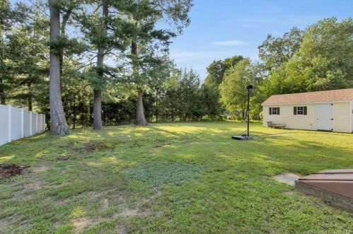 33 Ellis Rd, Enfield CT 06082-4426 exterior