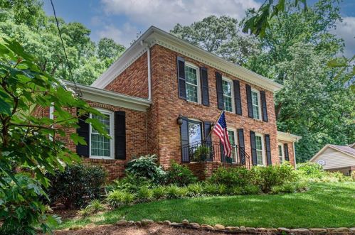 2105 Chrysler Dr, Atlanta, GA 30345-3404