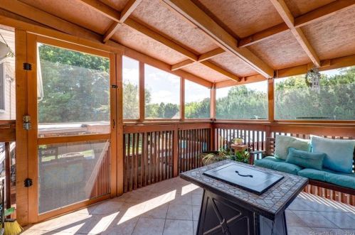 19 John St, Enfield CT 06082-3706 exterior