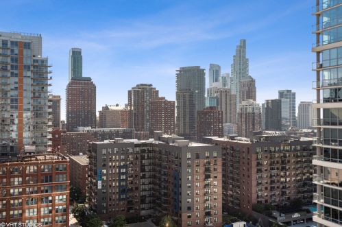 170 Polk St, Chicago IL  60605-3600 exterior