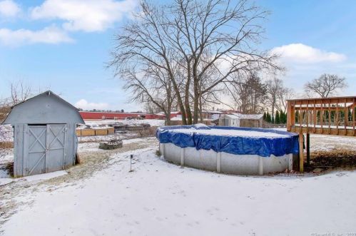 18 Grv St, Enfield CT 06082-4755 exterior