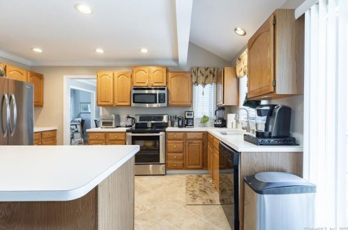 35 Red Oak Hl, Torrington CT 06790-8080 exterior