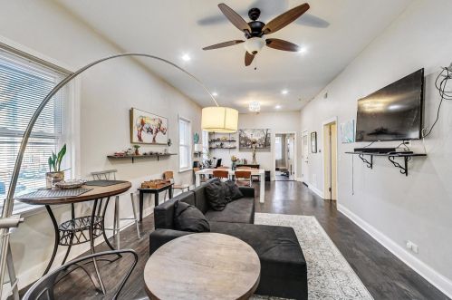 3124 Southport Ave, Chicago, IL 60657-3224