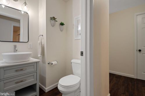 564 Lampeter Rd, Lancaster PA  17602-4010 exterior