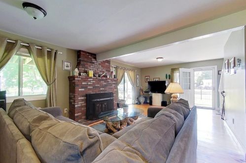 1 Indian Ter, Middletown RI 02842-5721 exterior