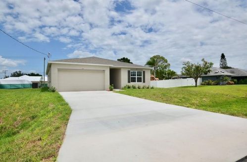 483 Ravenswood Ln, Fort Pierce FL  34983-2081 exterior