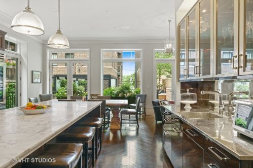 1449 Astor St, Chicago IL 60610-1608 exterior