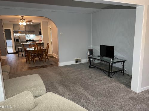 684 Isabella Ave, Meskegon MI 49442-4047 exterior