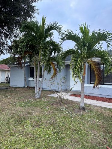 565 Thornhill Dr, Fort Pierce FL  34983-3853 exterior