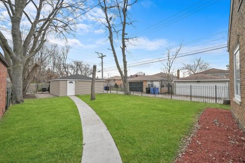 8247 Oglesby Ave, Chicago IL  60617-1927 exterior