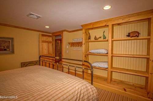 47 Fairwynds Dr, Lenox MA 01240-2729 exterior