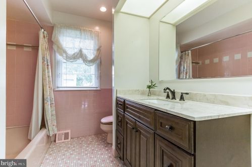 271 Lamplighter Ln, Huntingdon Valley PA 19006-3033 exterior