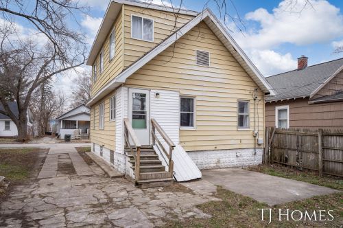 967 Emerson Ave, Meskegon MI  49442-5131 exterior