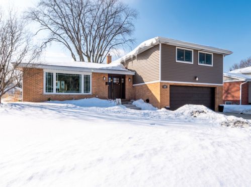 828 Stratford Ave, Elmhurst IL 60126-4651 exterior