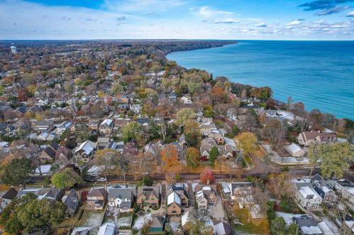 725 Lk Vw Ave, Milwaukee WI 53217-4857 exterior