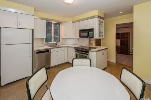 14 Bennett Ave, Huntington Station NY 11746-2839 exterior